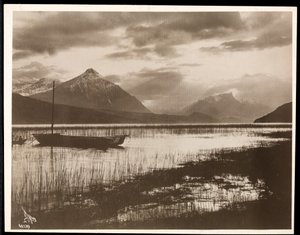 Vista de un lago y un bote durante la construcción del Canal de Panamá, 1912 o 1913 de Byron Company